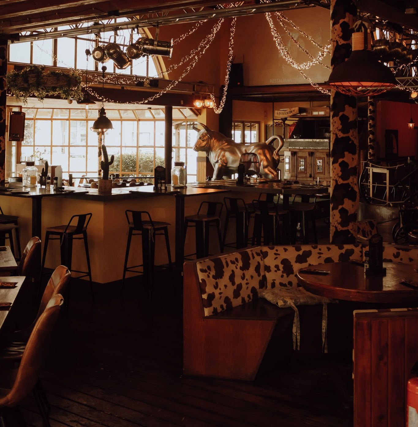 Interieur van Saloon Rodeo met de stier, de bar en de cowhide-zithoek