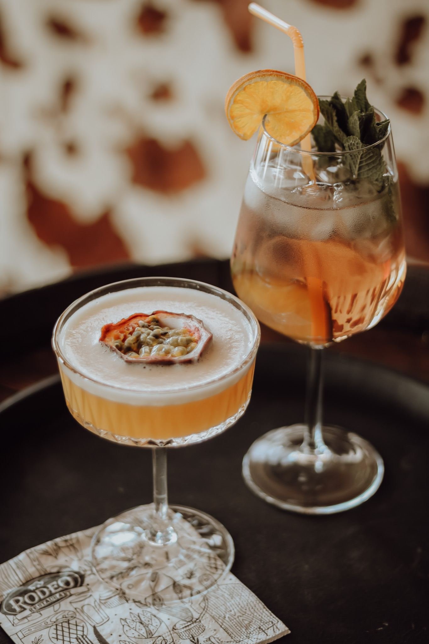 Twee cocktails op een tafel met cowhide print