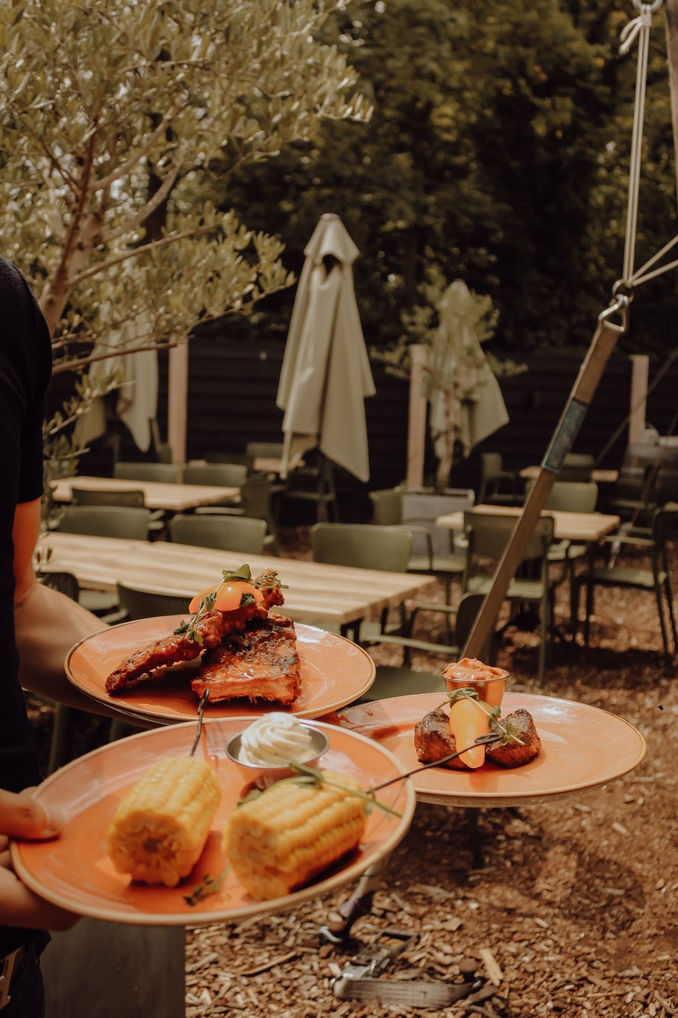 Spareribs, corn on the cob en biefstukpuntjes op weg naar tafel