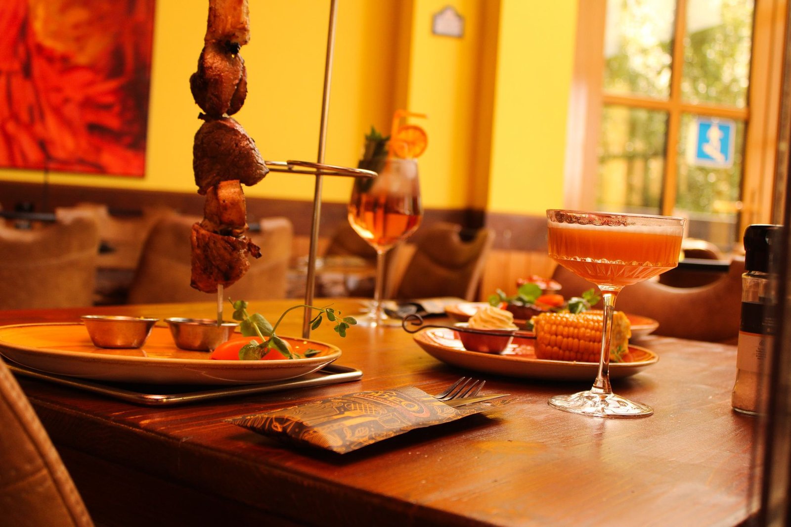 Vleesspies en cocktails aan tafel